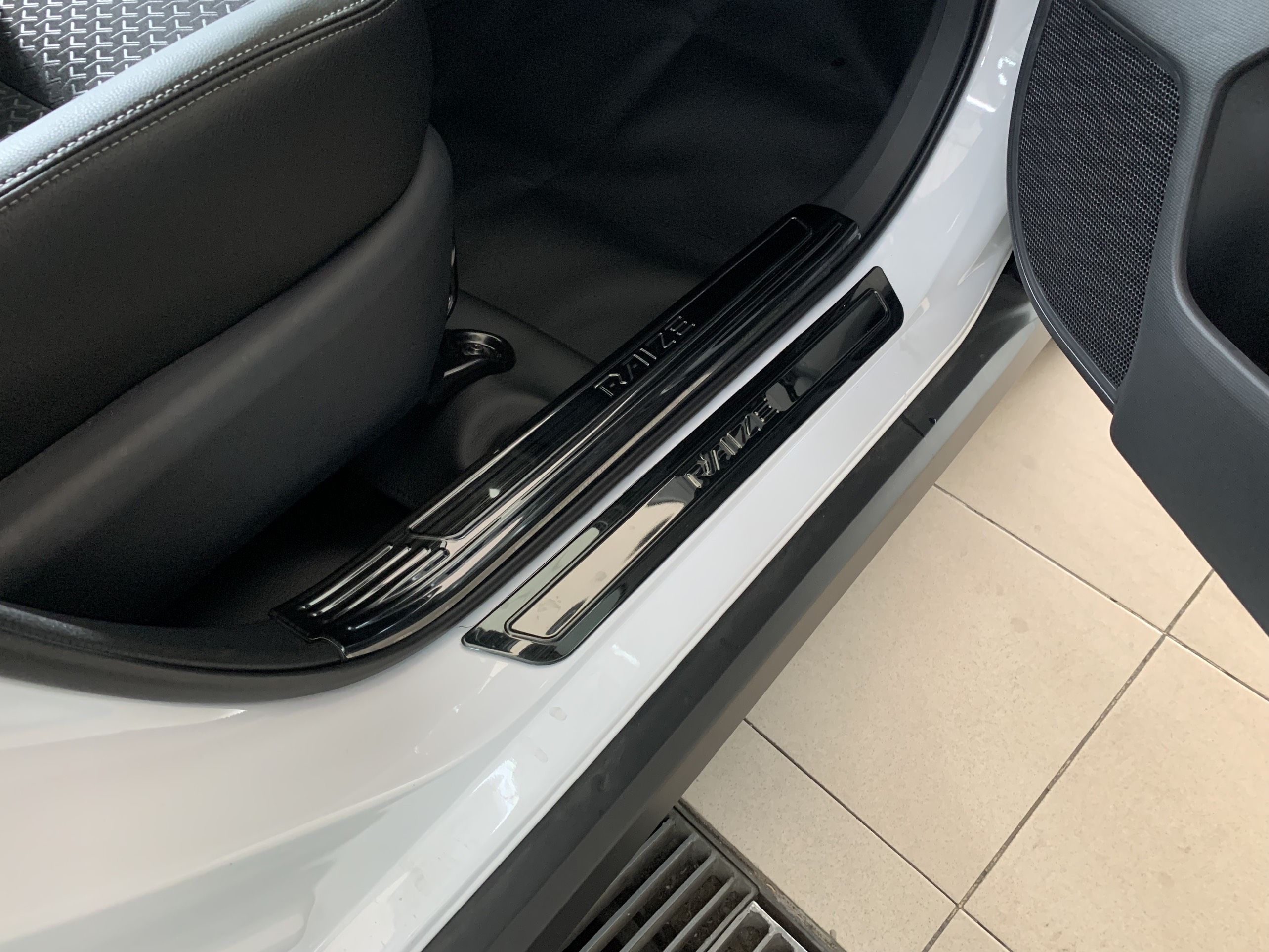 Nẹp bước chân ngoài titan Raize