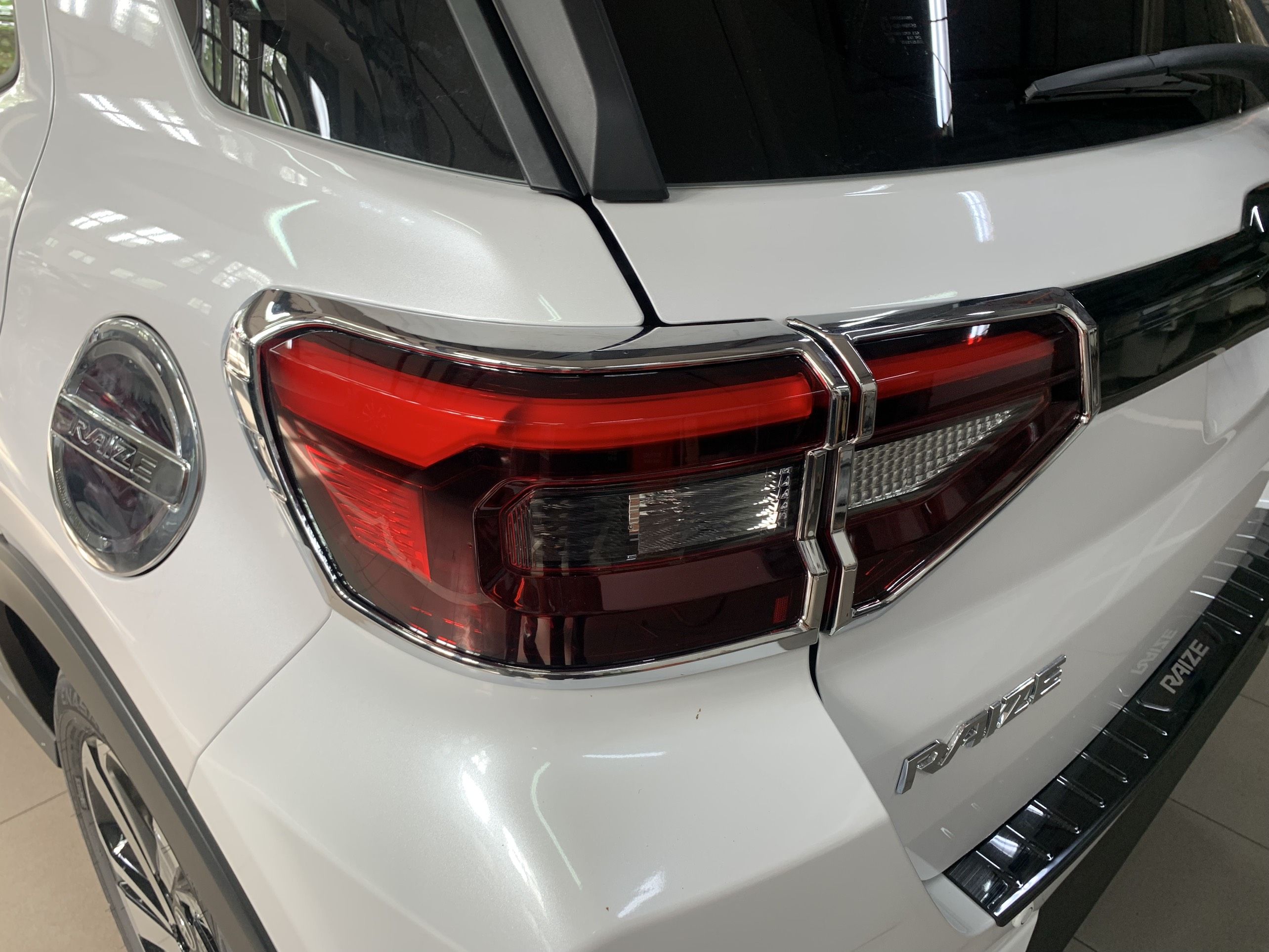 Viền đèn lái sau mạ crom Raize