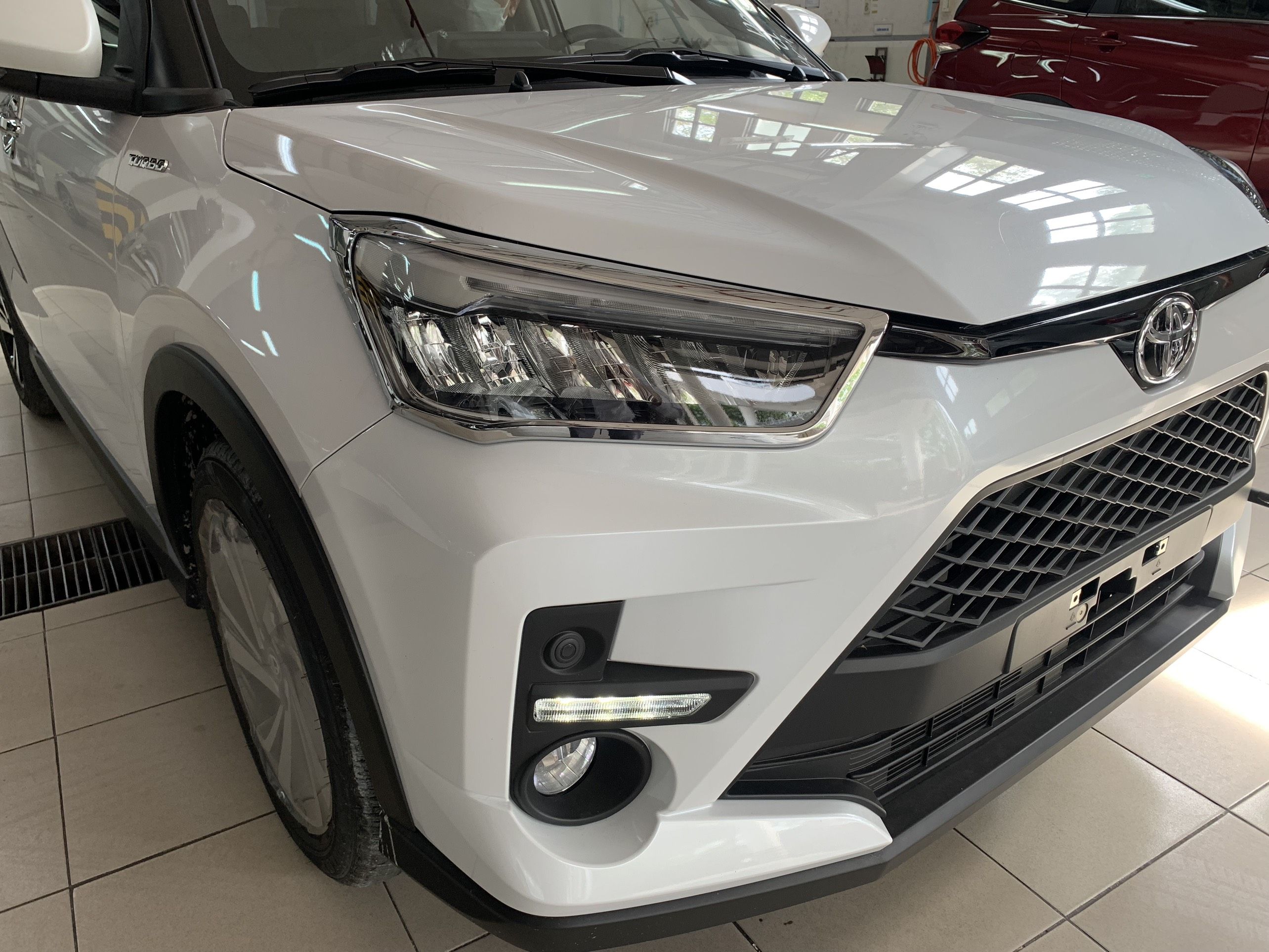 Viền đèn lái trước mạ crom Raize